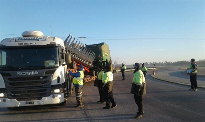 Estrictos controles viales para evitar la propagación del covid