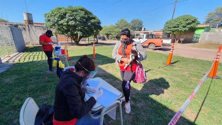 Continúa la campaña de vacunación y desparasitación en Termas