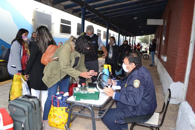 Estricto control a pasajeros que llegan en tren a Colonia Dora Estricto control a pasajeros que llegan en tren a Colonia Dora