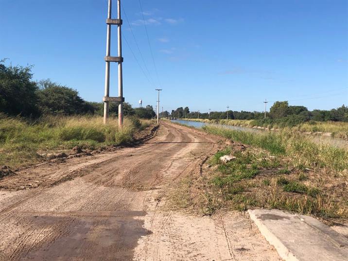 Ejecutan mejoras en los caminos vecinales de La Dársena y San Ramón