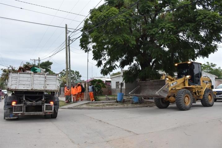 Lanzan campaña contra el dengue con descacharreos en barrios capitalinos