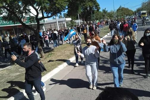 Fernández: Marcha de comerciantes para pedir que los dejen trabajar Fernández: Marcha de comerciantes para pedir que los dejen trabajar
