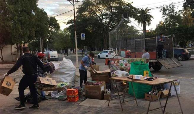 Ex trabajadores de Viluco llevan la campaña de reciclaje a la plaza 9 de Julio de Frías Ex trabajadores de Viluco llevan la campaña de reciclaje a la plaza 9 de Julio de Frías