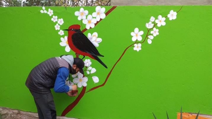 Artistas municipales llenan de colores los espacios públicos de Añatuya