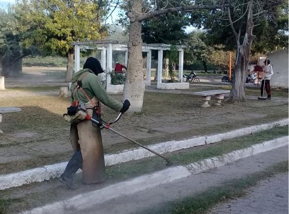 Avanzan los trabajos de limpieza en espacios públicos de Clodomira