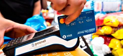 Denuncian a comercios que cobran intereses en compras con tarjetas sociales