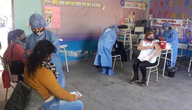 Cientos de docentes recibieron la segunda dosis en Campo Gallo