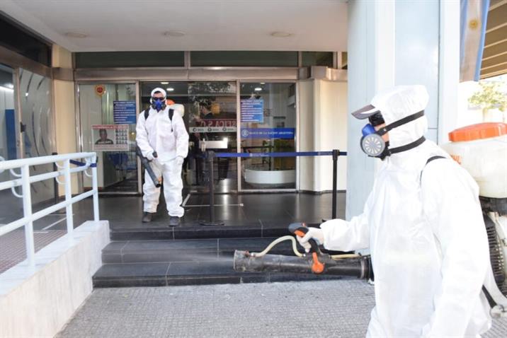 Sanitizan en zona bancaria y cajeros automáticos de la Capital