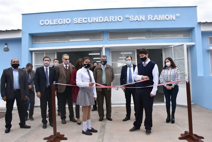 Zamora inauguró un colegio secundario y entregó viviendas en San Ramón
