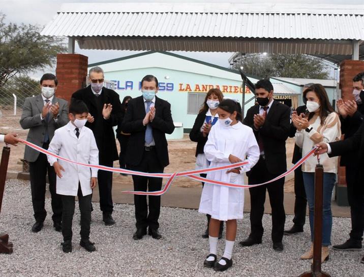 Zamora entregó viviendas y habilitó edificios educativos en Salavina