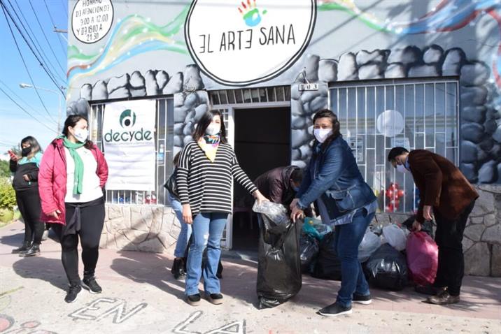 Donan miles de envases que se convertirán en “eco ladrillos”