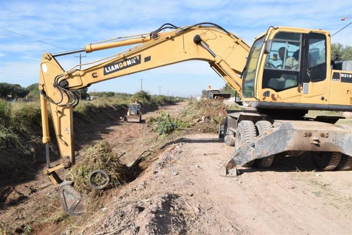 Retiran basura en un tramo del desagüe del barrio Industria