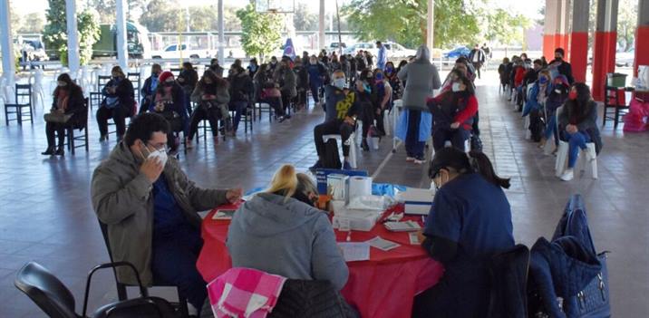 Preparan la vacunación de más de 12 mil docentes secundarios Preparan la vacunación de más de 12 mil docentes secundarios