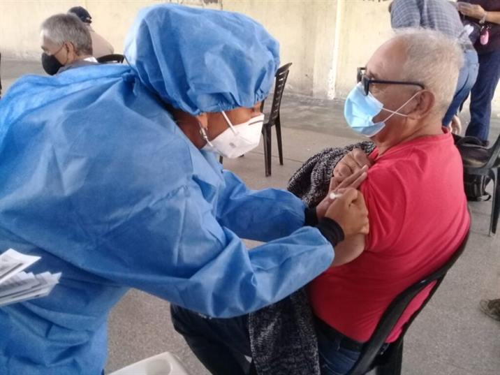 Vecinos de Los Quiroga y Los Acosta fueron vacunados contra el covid-19