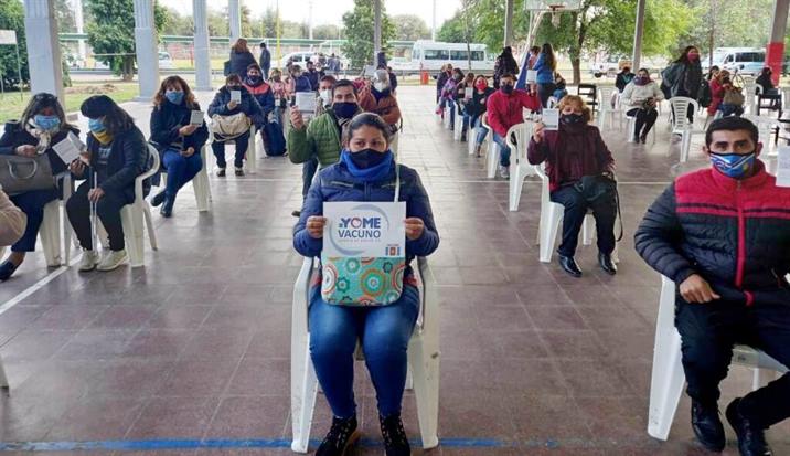 Covid: Más de 1500 docentes y no docentes reciben la primera dosis