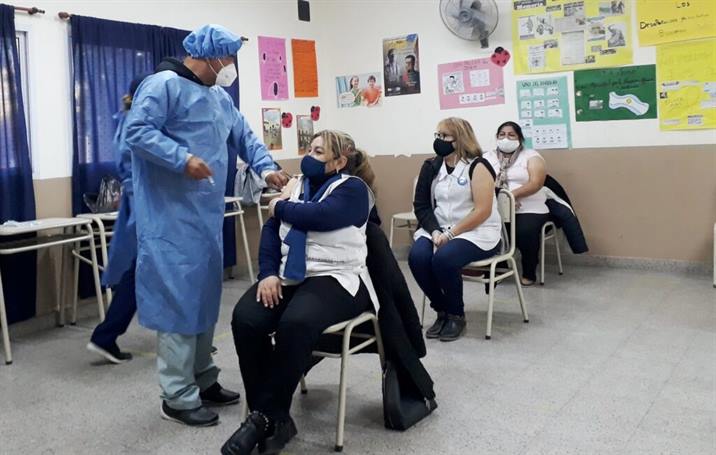 Continúa la vacunación a docentes de Capital, Banda y Silípica Continúa la vacunación a docentes de Capital, Banda y Silípica