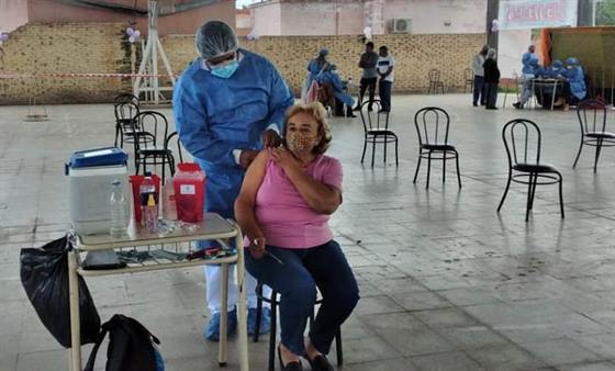 Adultos mayores y docentes recibieron la vacuna en Villa Atamisqui Adultos mayores y docentes recibieron la vacuna en Villa Atamisqui