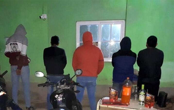 Simulaban tomar mate y ver “pelis” pero estaban de fiesta