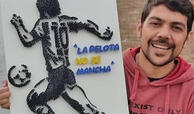 Un añatuyense homenajeó a Maradona tensando hilos de colores Un añatuyense homenajeó a Maradona tensando hilos de colores