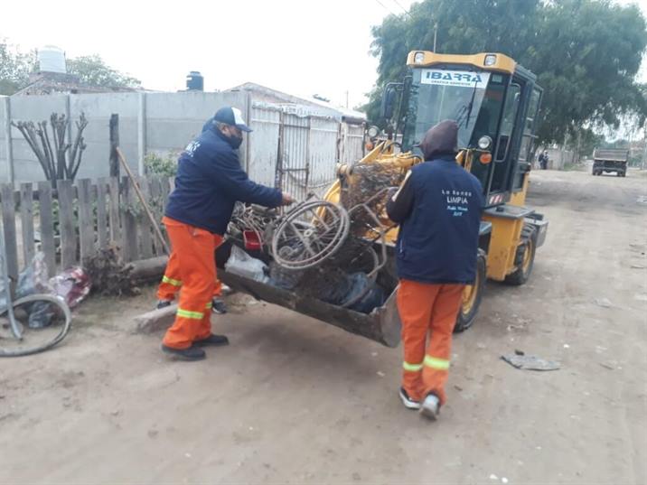 Operativo integral de higiene en el barrio IV Centenario