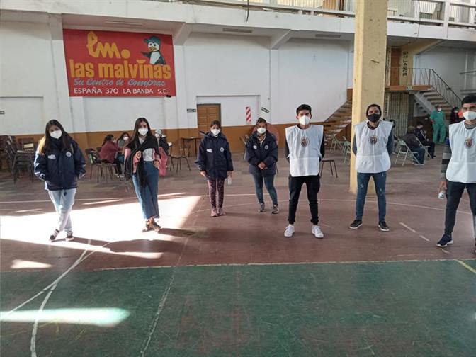 Gran participación de jóvenes bandeños para vacunarse contra el covid