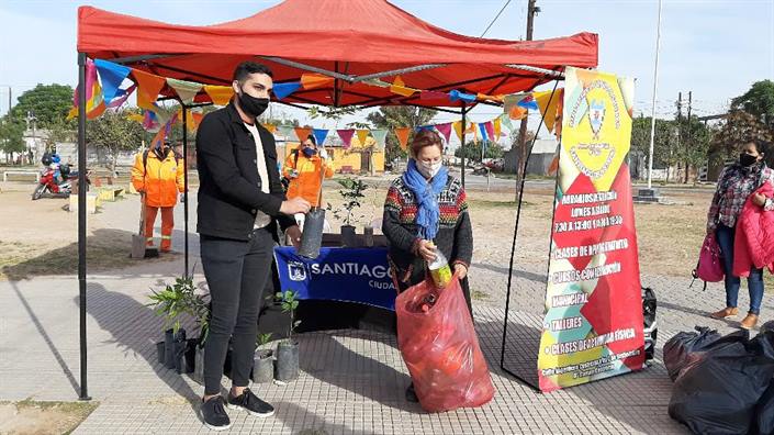 Canjean envases plásticos por árboles en barrios de la capital santiagueña Canjean envases plásticos por árboles en barrios de la capital santiagueña