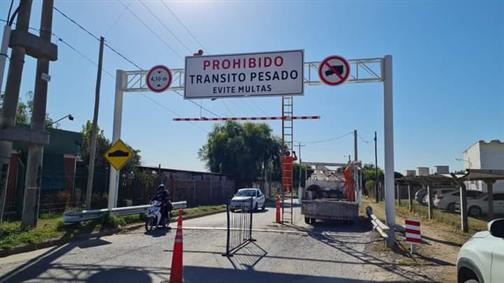 Instalan vigas móviles para restringir el tránsito pesado