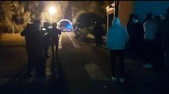 Atropellan a un policía al huir de una “clande” con más de 30 personas