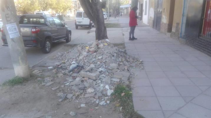 La Banda: Intiman a vecinos por arrojar escombros y basura en la vía pública