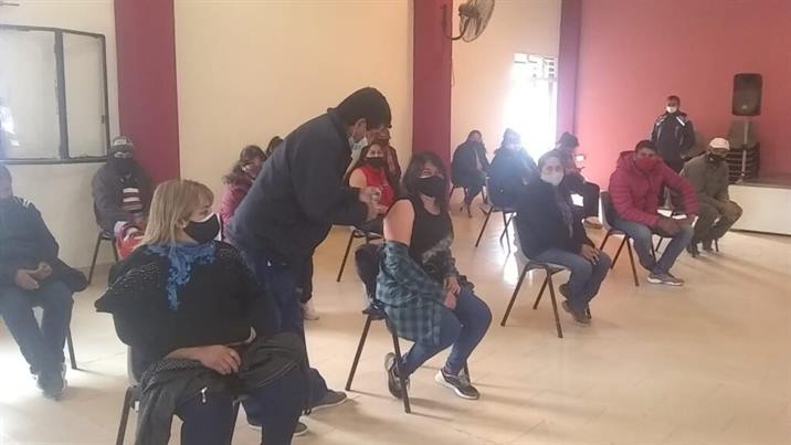 Vacunaron a vecinos de 40 a 59 años en Colonia El Simbolar