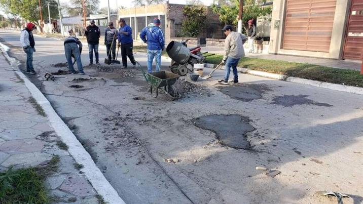 Ejecutan tareas de bacheo en distintos sectores de Clodomira