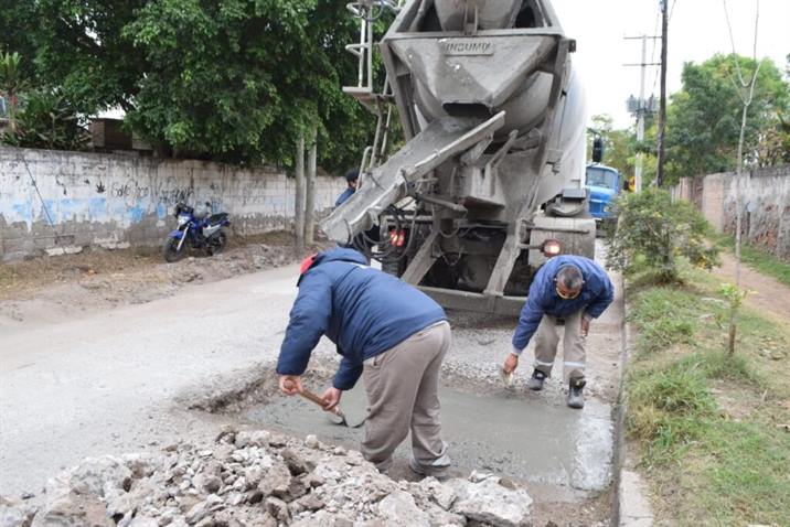 Realizan mejoras en calles del barrio Almirante Brown