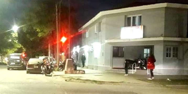 La foto de un niño honrando la bandera frente a la policía recorre las redes
