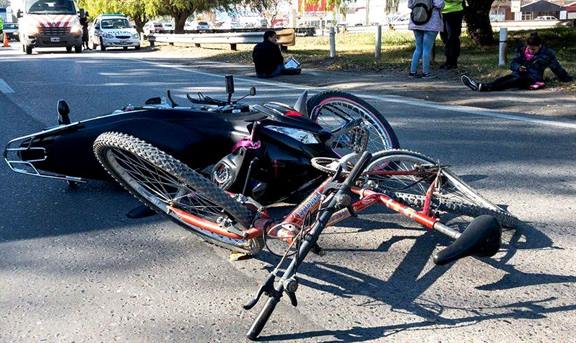 Tiene covid, salió a la calle en moto, chocó y terminó fracturado Tiene covid, salió a la calle en moto, chocó y terminó fracturado