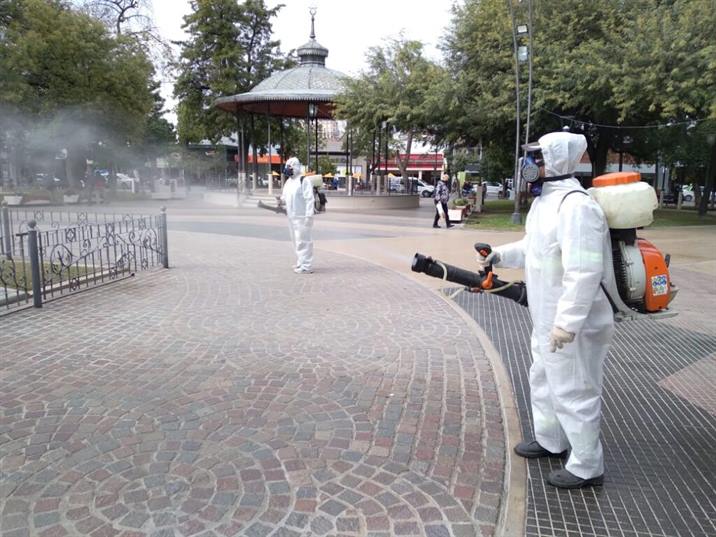 Sanitizan la plaza Libertad y en la peatonal Tucumán Sanitizan la plaza Libertad y en la peatonal Tucumán