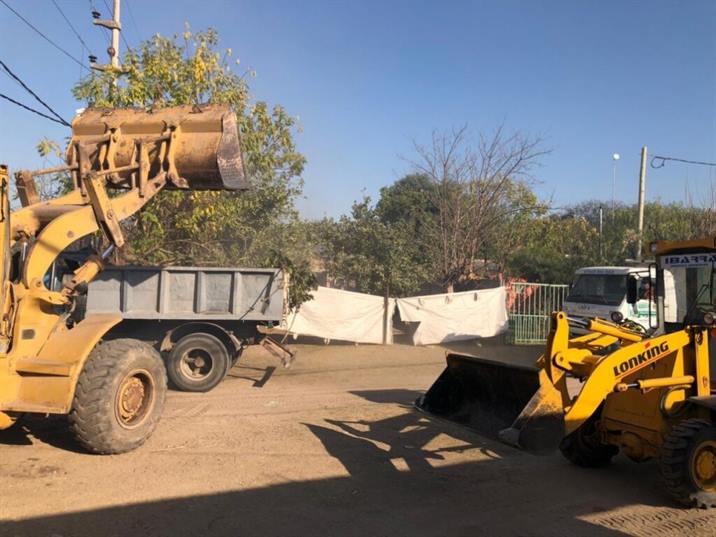 La Banda: Retiran 15 camiones con basura del canal Revestido La Banda: Retiran 15 camiones con basura del canal Revestido