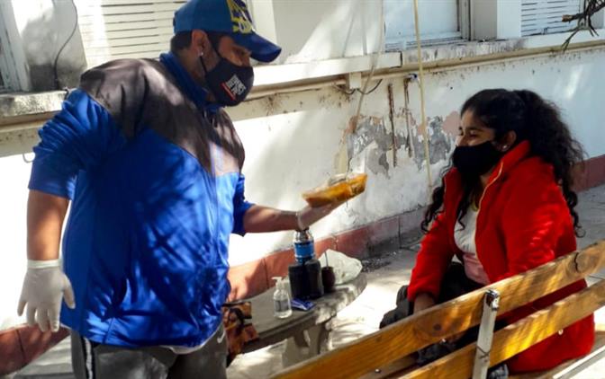 Jóvenes entregan “viandas solidarias” en las puertas de hospitales