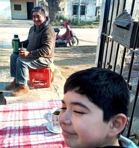 Está aislado y su abuelo lo visitó para festejar el Día del Amigo