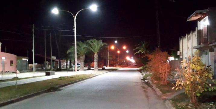 Más luz, menos consumo en uno de los principales paseos de Añatuya Más luz, menos consumo en uno de los principales paseos de Añatuya