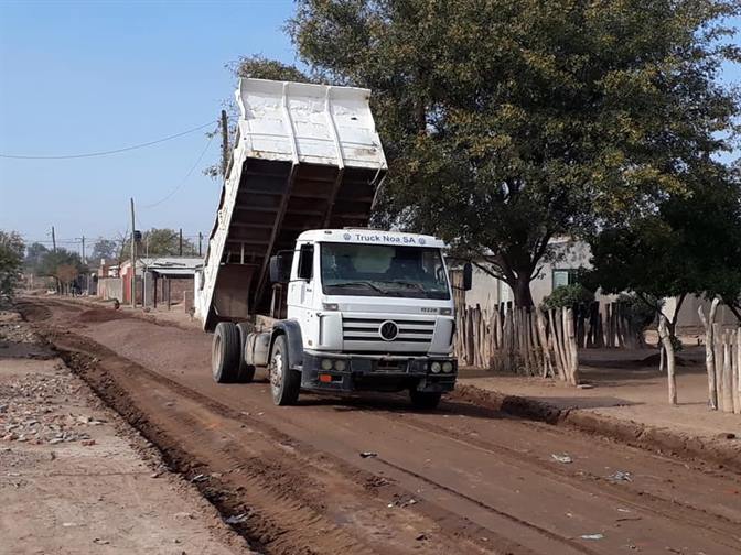 Avanza el enripiado de calles en los barrios de Añatuya