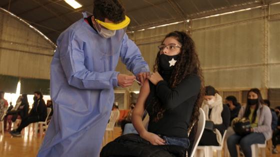 Anuncian la vacunación de menores de 12 a 17 años con factores de riesgo