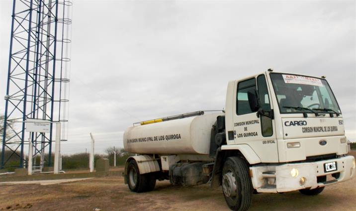 Intensifican los operativos para la distribución de agua en Los Quiroga