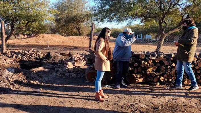 Multan a un vecino por quemar un horno de carbón en zona urbana