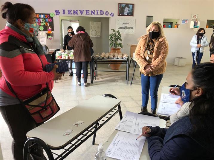 Asisten a estudiantes para garantizar la igualdad de acceso a la educación