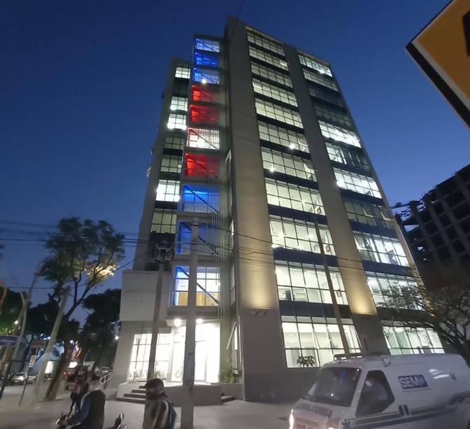 Los edificios públicos comienzan a teñirse con los colores de Santiago