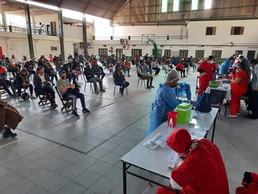Vacunarán a jóvenes de 23 y 24 años y adultos mayores recibirán la segunda dosis Vacunarán a jóvenes de 23 y 24 años y adultos mayores recibirán la segunda dosis