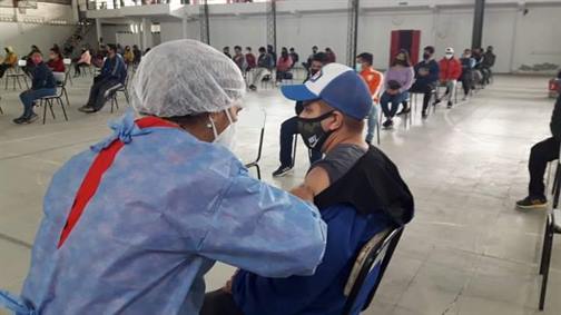 Jóvenes de 20 a 22 años recibirán la primera dosis de la vacuna Jóvenes de 20 a 22 años recibirán la primera dosis de la vacuna