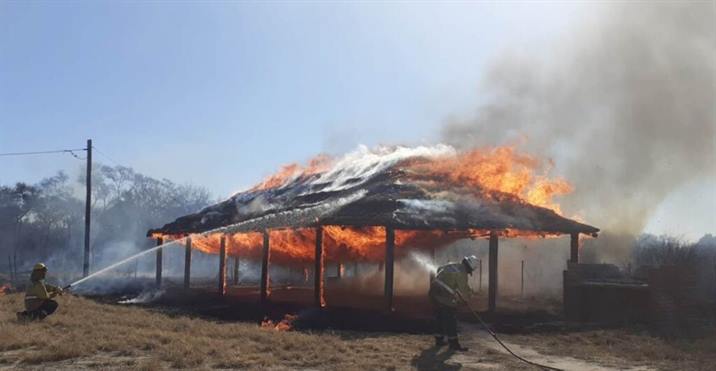 El fuego consumió un quincho en el Polideportivo de Quimilí El fuego consumió un quincho en el Polideportivo de Quimilí