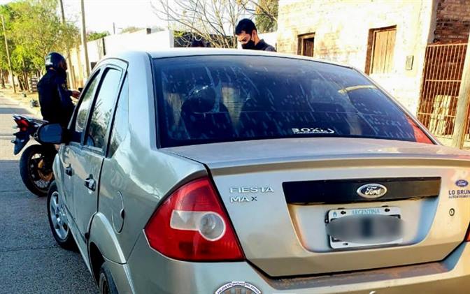 Tiene covid y paseaba con su hija por las calles de Monte Quemado