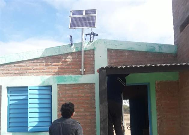 Colocan paneles solares en parajes que no cuentan con energía eléctrica Colocan paneles solares en parajes que no cuentan con energía eléctrica